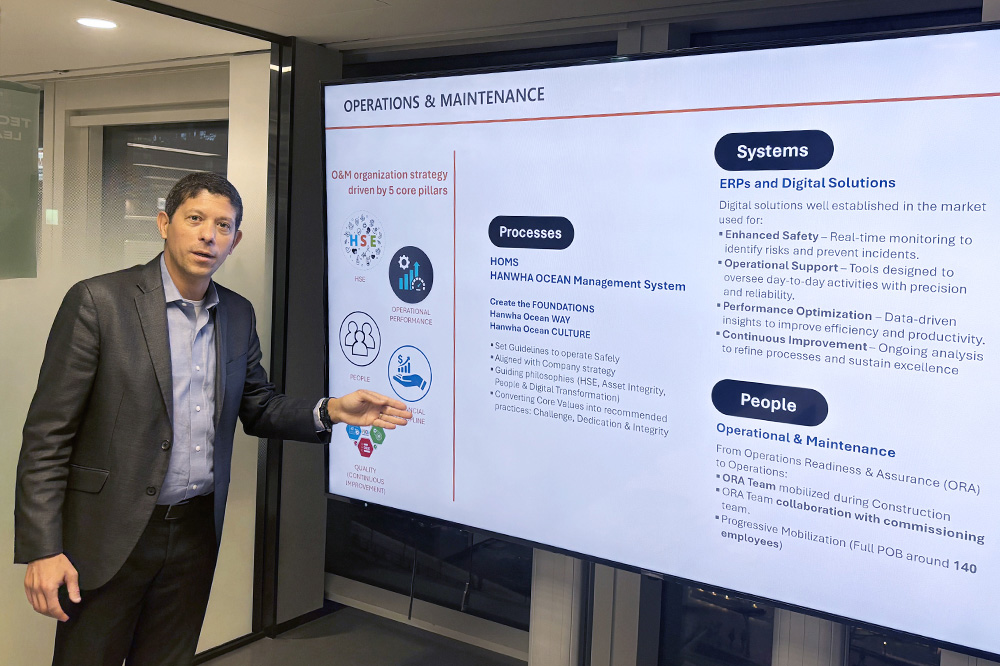 Weverton Nazario presenting Hanwha Ocean&rsquo;s Operations and Maintenance framework.