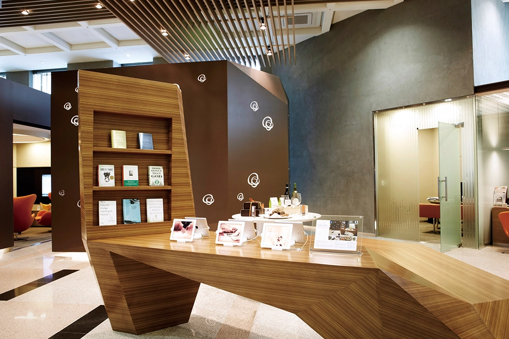 Entrance lobby of Hanwha office with logo on glass wall and employees walking through modern reception area