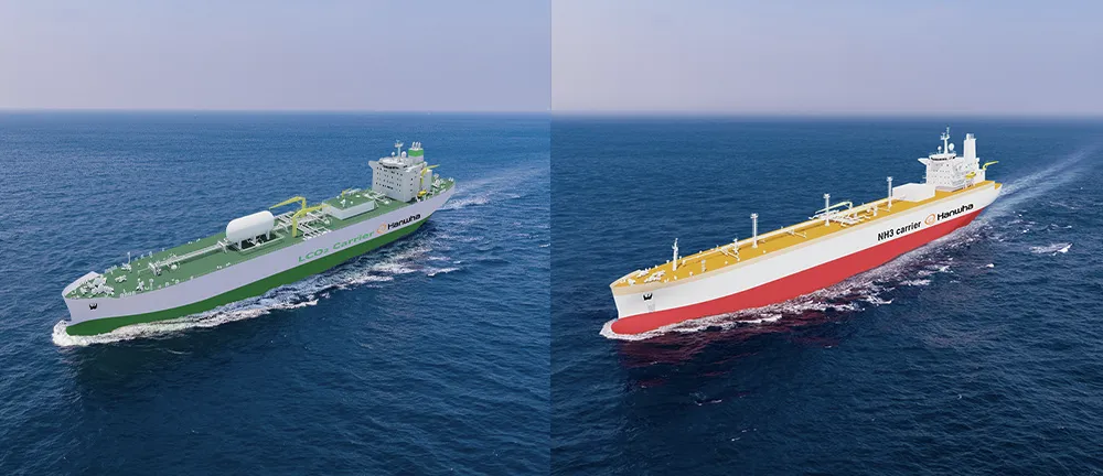 Hanwha Ocean’s liquefied hydrogen carrier and ammonia carrier, powered by ammonia, on the ocean side by side