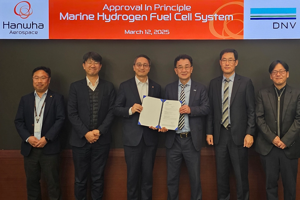 Executives from Hanwha Aerospace at the DNV AiP ceremony for the company’s hydrogen fuel cell system technology