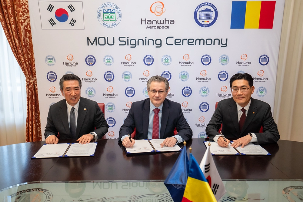 (From left) Kap-soo Rim, Ambassador of the Republic of Korea to Romania, Mihnea Costoiu, Rector of the UPB, and Peter Bae, CEO of Hanwha Aerospace Romania at the MoU signing ceremony