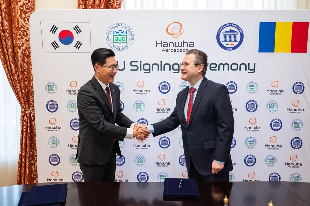 Peter Bae, CEO of Hanwha Aerospace Romania & Mihnea Costoiu, Rector of the UPB