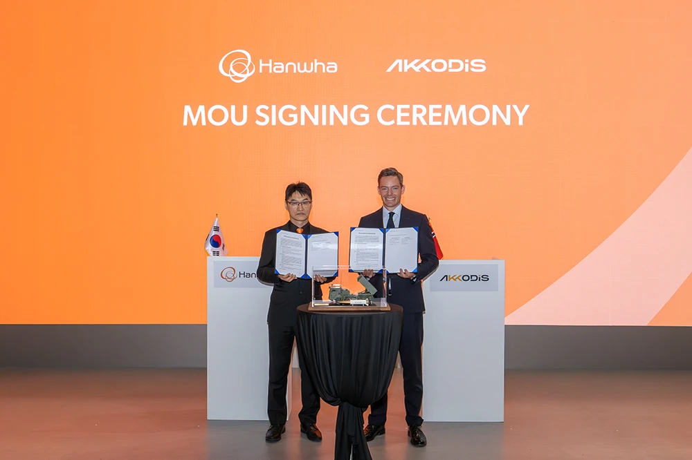 Billy Boo-hwan Lee and Sebastian Eidern pose at the Hanwha Aerospace-Akkodis Nordics MOU signing ceremony
