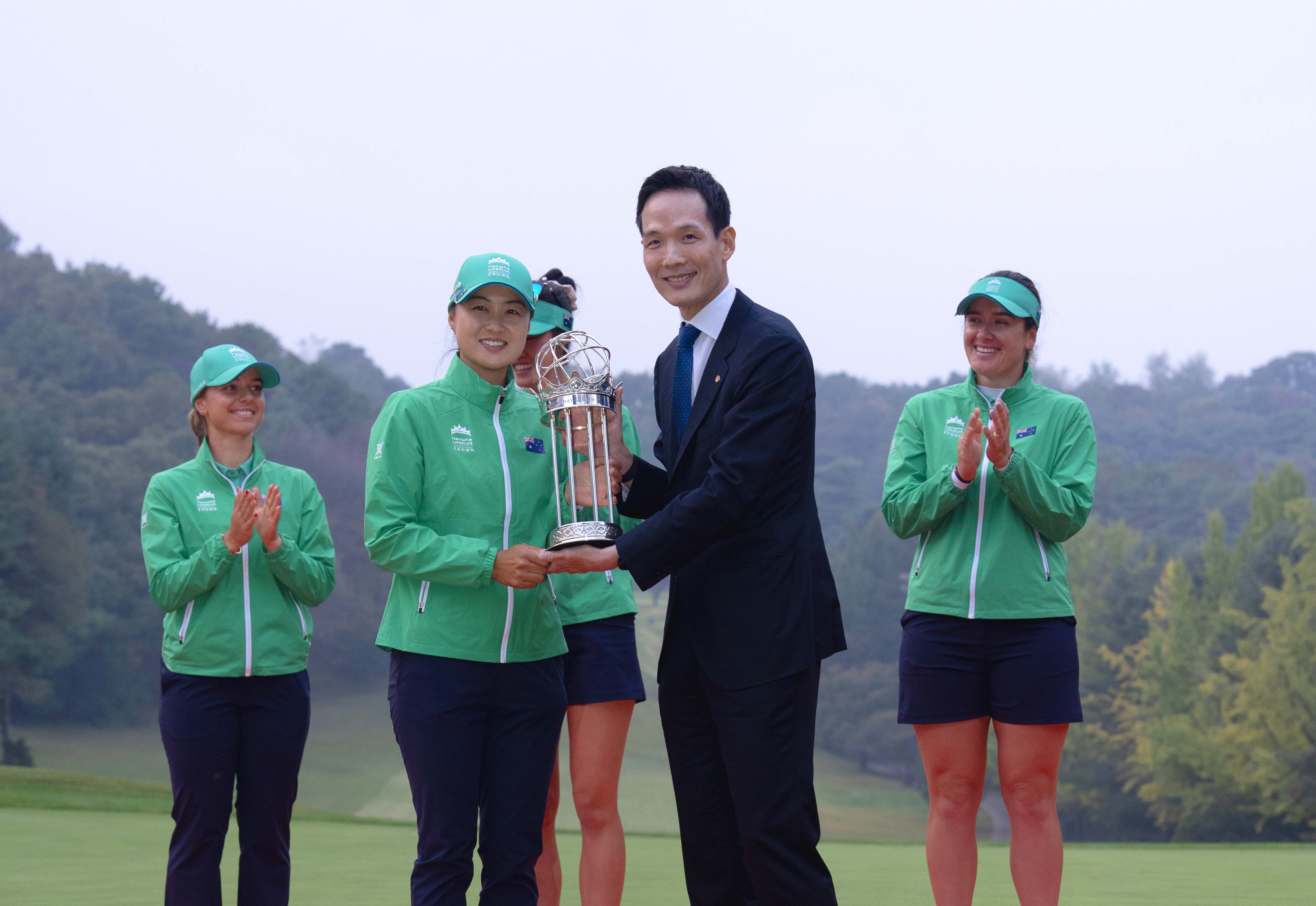 Hanwha Life President and CGO Dong-Won Kim hands a trophy to the winning team at Hanwha Lifeplus International Crown 2025.