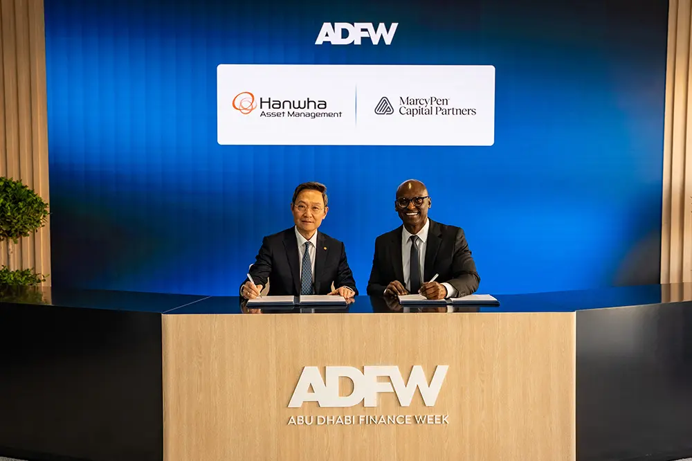 Jongho Kim, CEO of Hanwha Asset Management, and Robbie Robinson, CEO of MarcyPen, sign MoU at ADFW 2025.