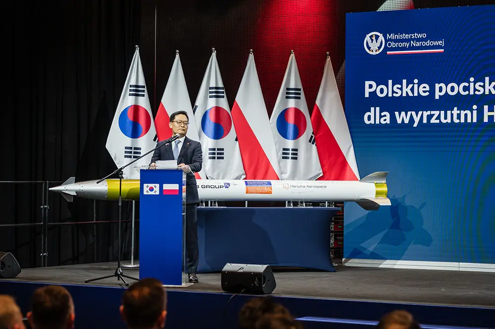 Jae-il Son speaks during the Homar-K signing ceremony in Poland