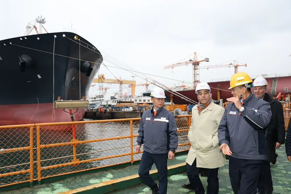Quebec Minister Christopher Skeete visits Hanwha Ocean&rsquo;s Geoje shipyard during a tour of shipbuilding facilities.