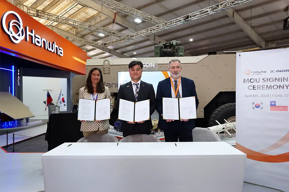 Hanwha Aerospace and Indra representatives posing after signing the MOU