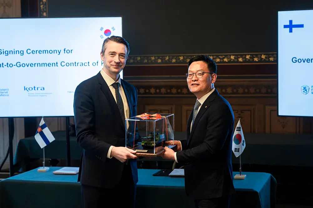 Jae-il Son presents a commemorative gift to Finnish defense official Olli Ruutu