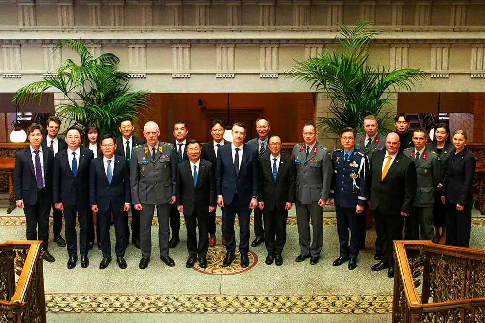 Hanwha, Finnish and Korean officials pose for group photo at K9 contract signing in Helsinki