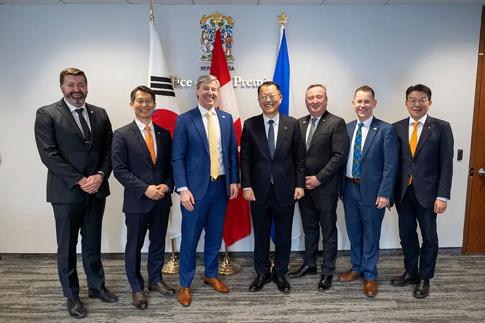 Hee Cheul Kim, President & CEO of Hanwha Ocean, and Nova Scotia Premier Tim Houston, along with officials from both parties, pose for a commemorative photo after the meeting
