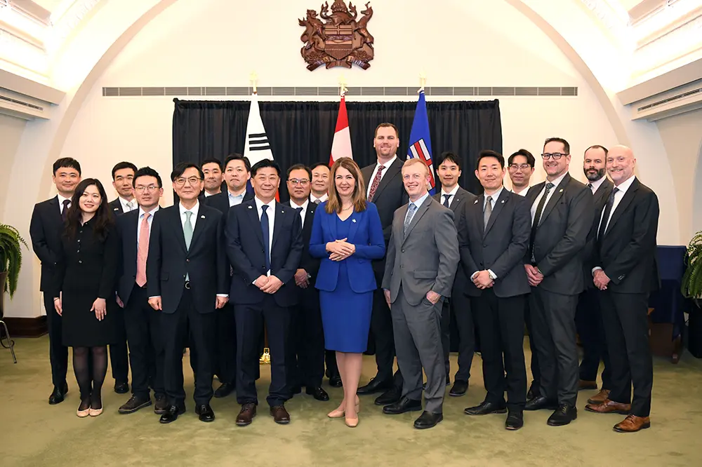 Participants at the Hanwha Energy-Government of Alberta MOU signing ceremony pose for a group photo marking the occasion  