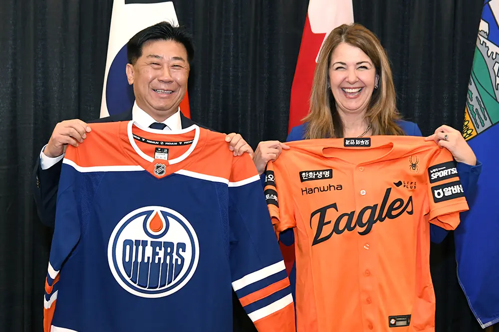 Jae Kyu Lee, CEO of Hanwha Energy, and Danielle Smith, Premier of Alberta, exchange gifts to commemorate the signing of an MOU 