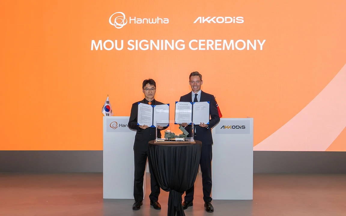 Billy Boo-hwan Lee and Sebastian Eidern pose at the Hanwha Aerospace-Akkodis Nordics MOU signing ceremony