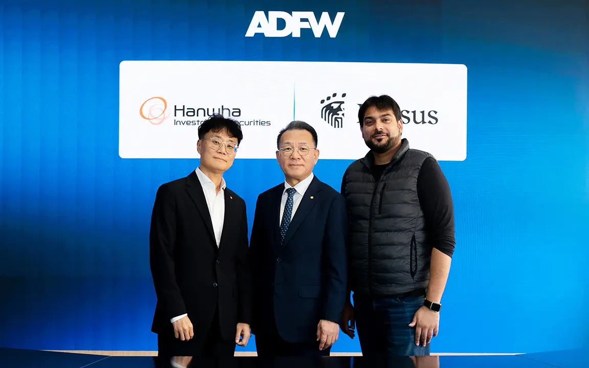 Hanwha Investment & Securities Executive Director Jong-min Son, CEO Byoung Ho Jang, and Kresus Labs CTO Omer Khan pose for a photo.