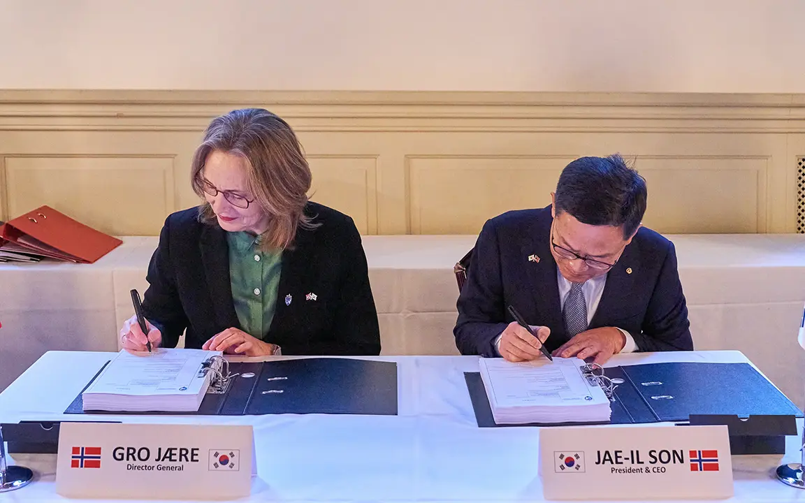 Gro J&aelig;re and Jae-il Son sign a contract for Hanwha Aerospace to supply Chunmoo rocket launchers to Norway.