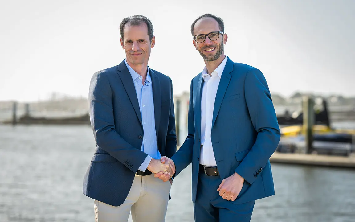 J&eacute;r&ocirc;me Hilt, Project Director of Pennavel, and Ken Ilacqua, Offshore Wind Director of Q ENERGY France, shake hands.