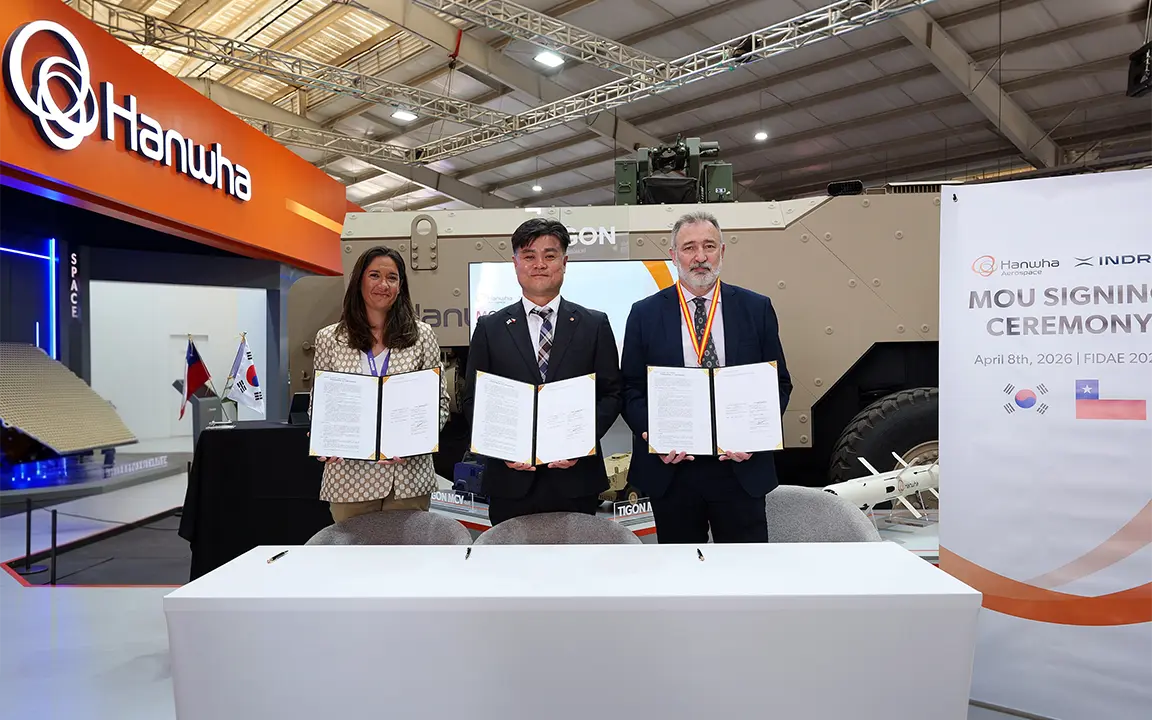 Hanwha Aerospace and Indra representatives posing after signing the MOU