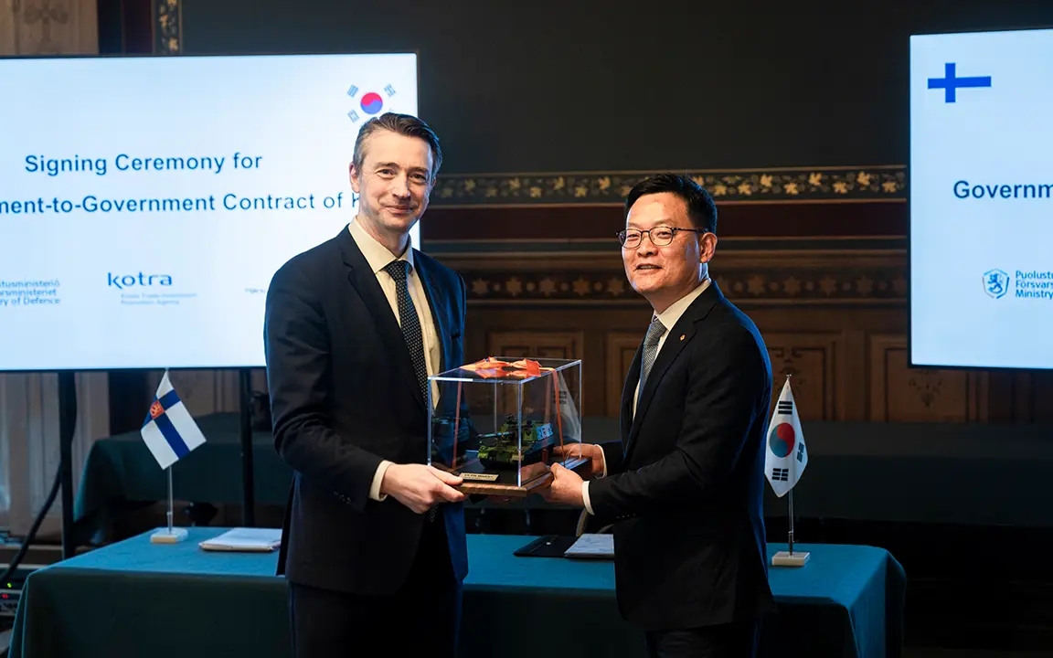 Jae-il Son presents a commemorative gift to Finnish defense official Olli Ruutu