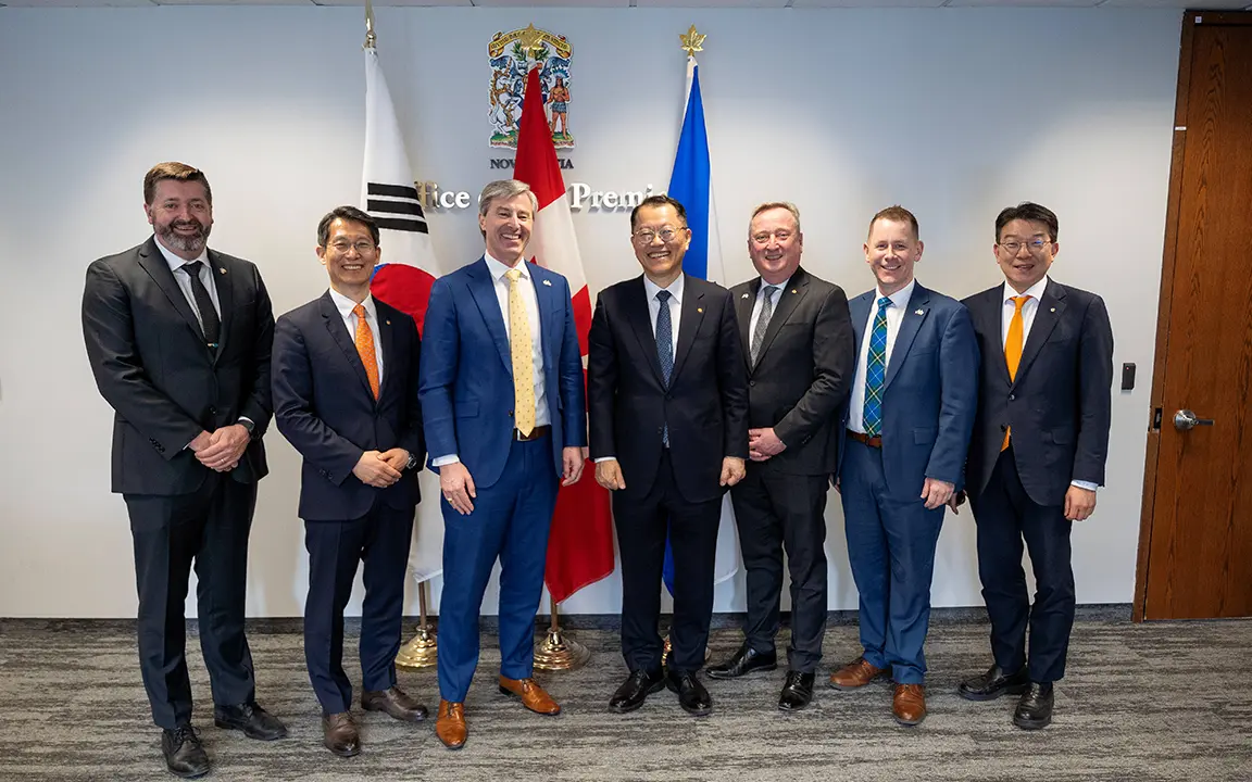Hanwha Ocean CEO Kim Hee-chul and Nova Scotia Premier Tim Houston, along with officials from both parties, pose for a commemorative photo after the meeting