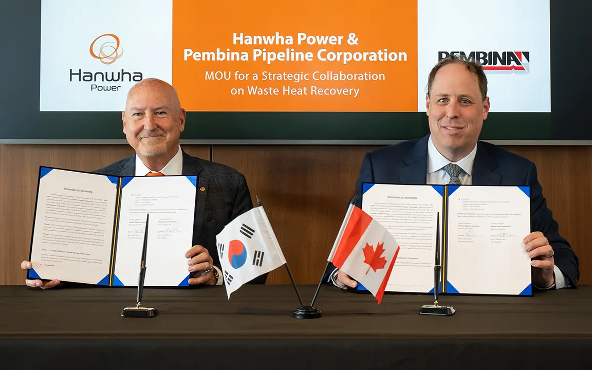 Hanwha Power and Pembina representatives display the signed MOU for lower-carbon power generation cooperation.  