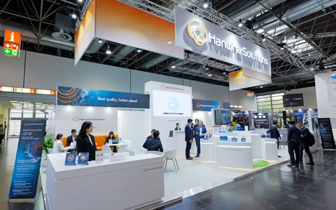 Hanwha Solutions showcases its materials and technologies at an industry exhibition